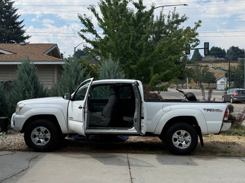 Used 2012 Toyota Tacoma 4x4 Access Cab V6 w/ TRD Off-Road Pkg image 8