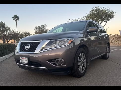 Used 2014 Nissan Pathfinder SV image 1