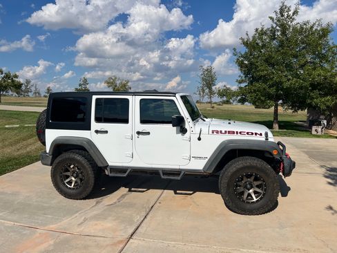 Used 2015 Jeep Wrangler Unlimited Rubicon w/ Connectivity Group image 6