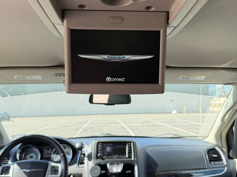 Used 2014 Chrysler Town & Country Touring image 15