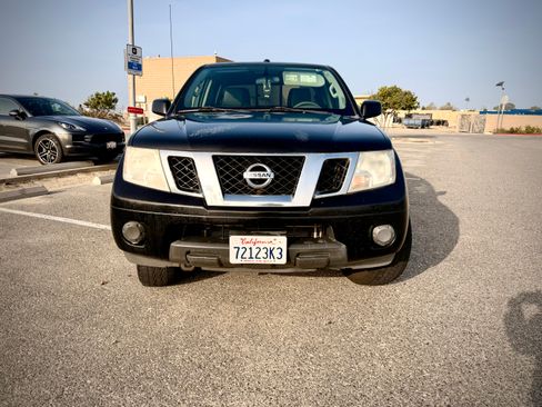 Used 2014 Nissan Frontier SV image 2