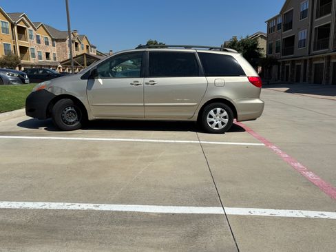 Used 2007 Toyota Sienna LE FWD image 2