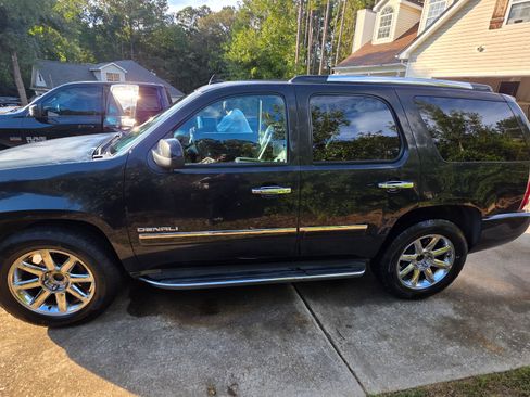 Used 2011 GMC Yukon Denali image 1