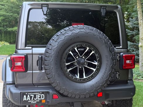 Used 2025 Jeep Wrangler Unlimited Rubicon AWD/4WD image 6