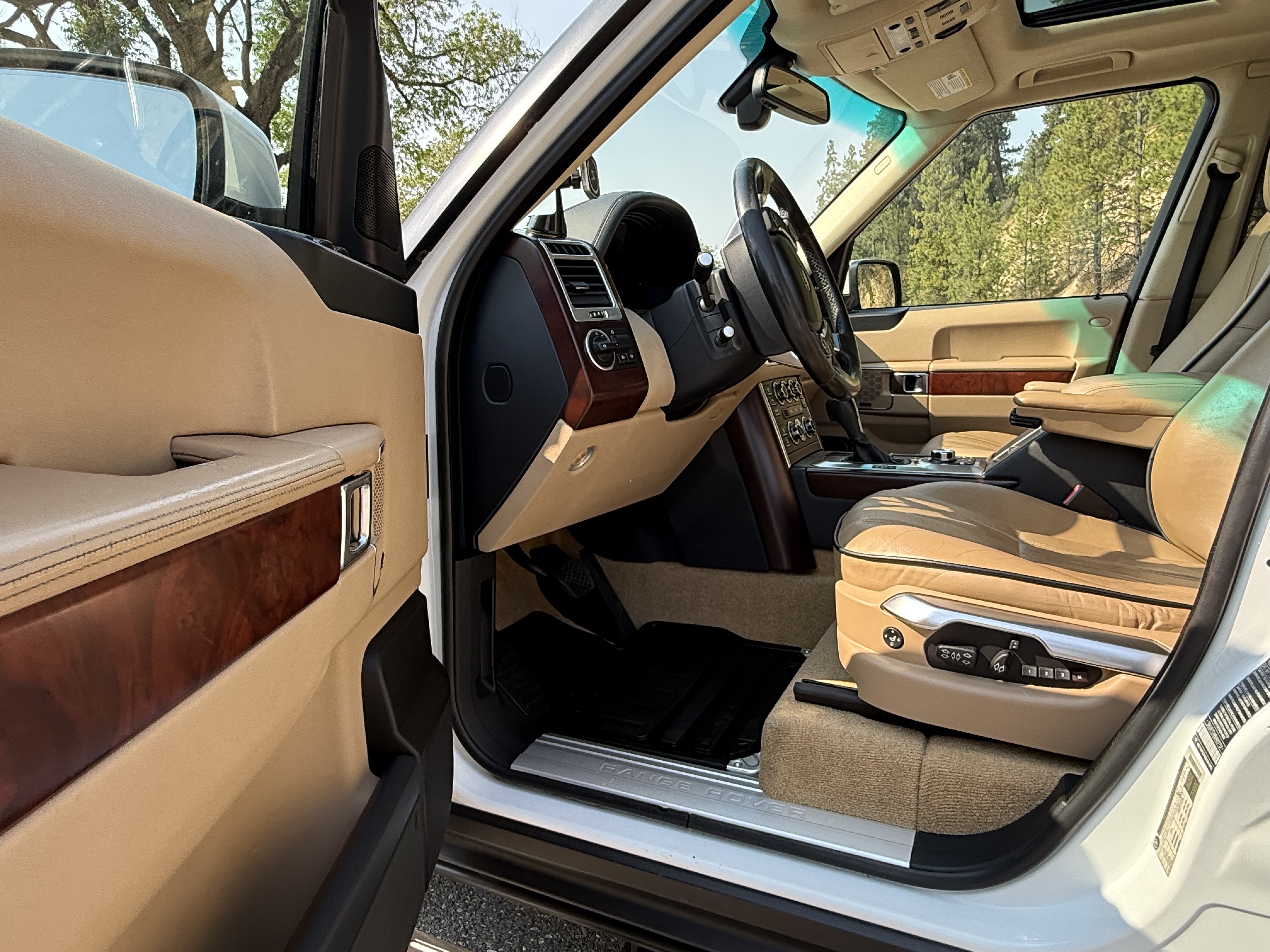 Used 2011 Land Rover Range Rover HSE LUX AWD/4WD image 9