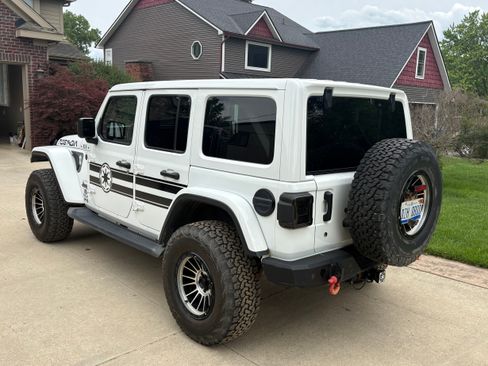 Used 2018 Jeep Wrangler Unlimited Rubicon w/ LED Lighting Group AWD/4WD image 10
