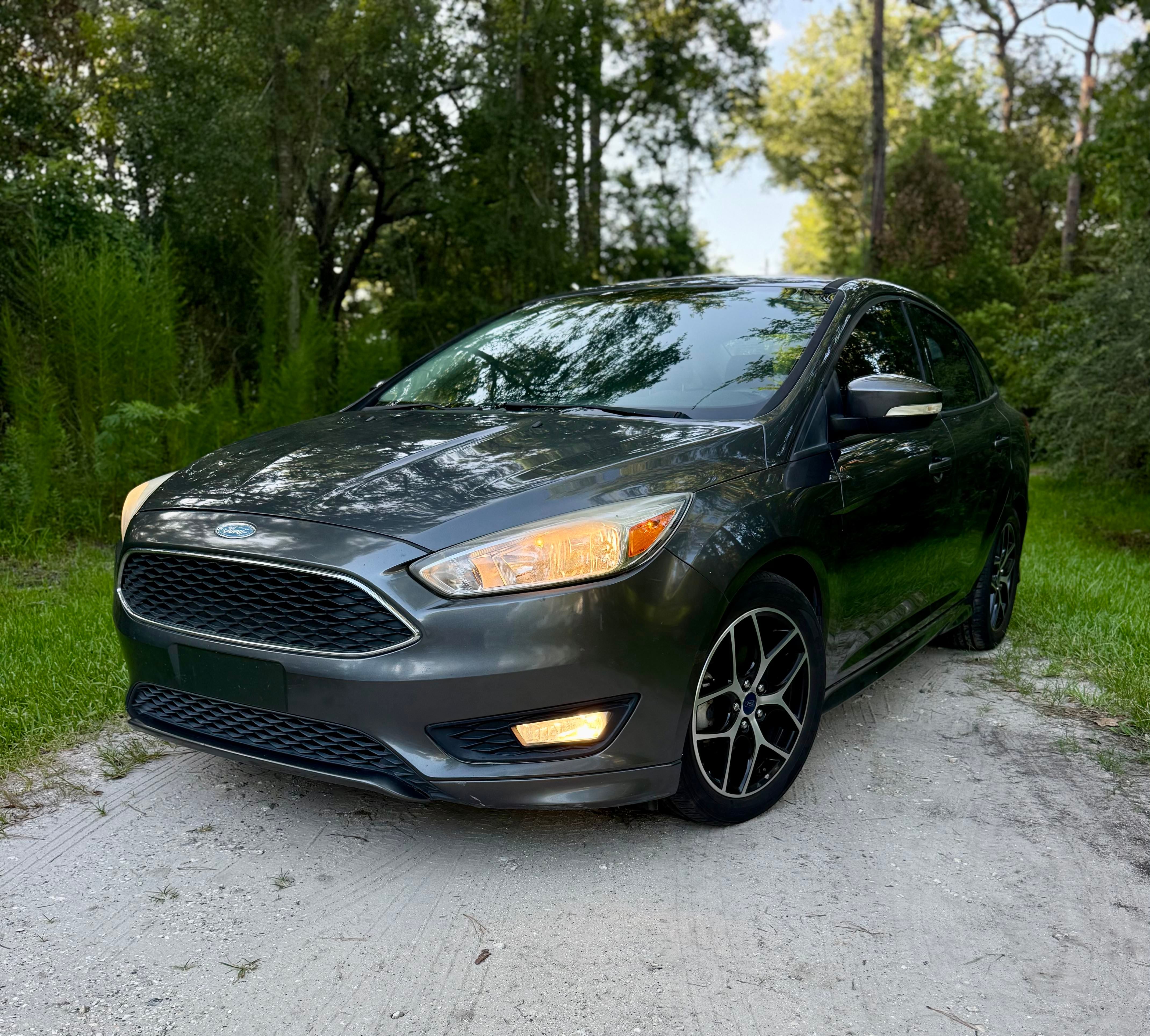 Used 2016 Ford Focus SE w/ SE Sport Package FWD image 1