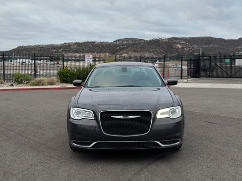 Used 2015 Chrysler 300 Limited RWD image 5