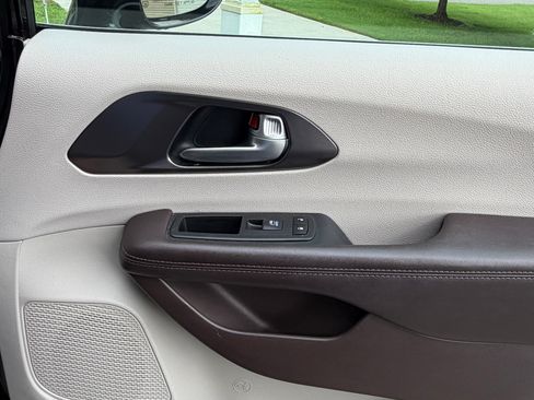Used 2017 Chrysler Pacifica Touring-L Plus FWD image 21