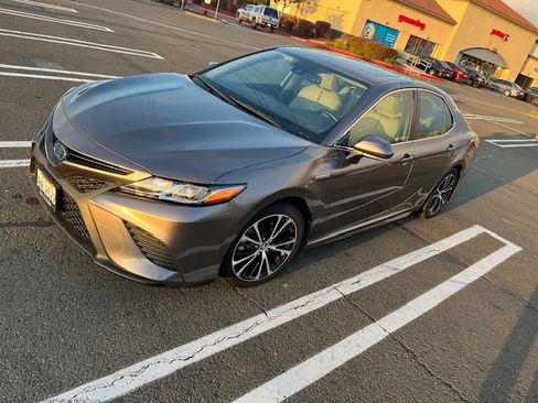 Used 2020 Toyota Camry SE image 10