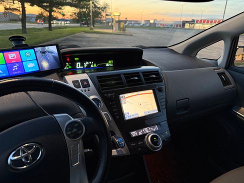 Used 2014 Toyota Prius V Five FWD image 11