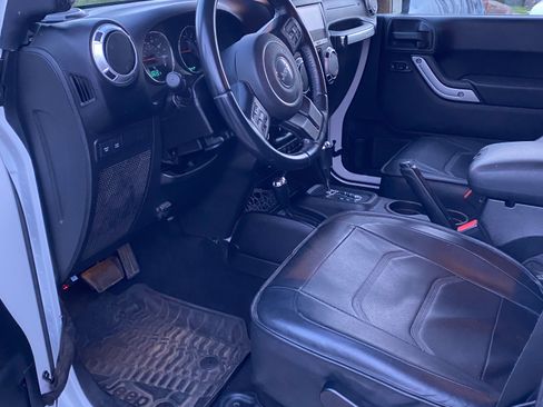 Used 2015 Jeep Wrangler Unlimited Rubicon w/ Connectivity Group image 13