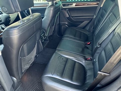 Used 2016 Volkswagen Touareg VR6 image 12