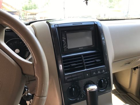 Used 2007 Ford Explorer XLT image 11