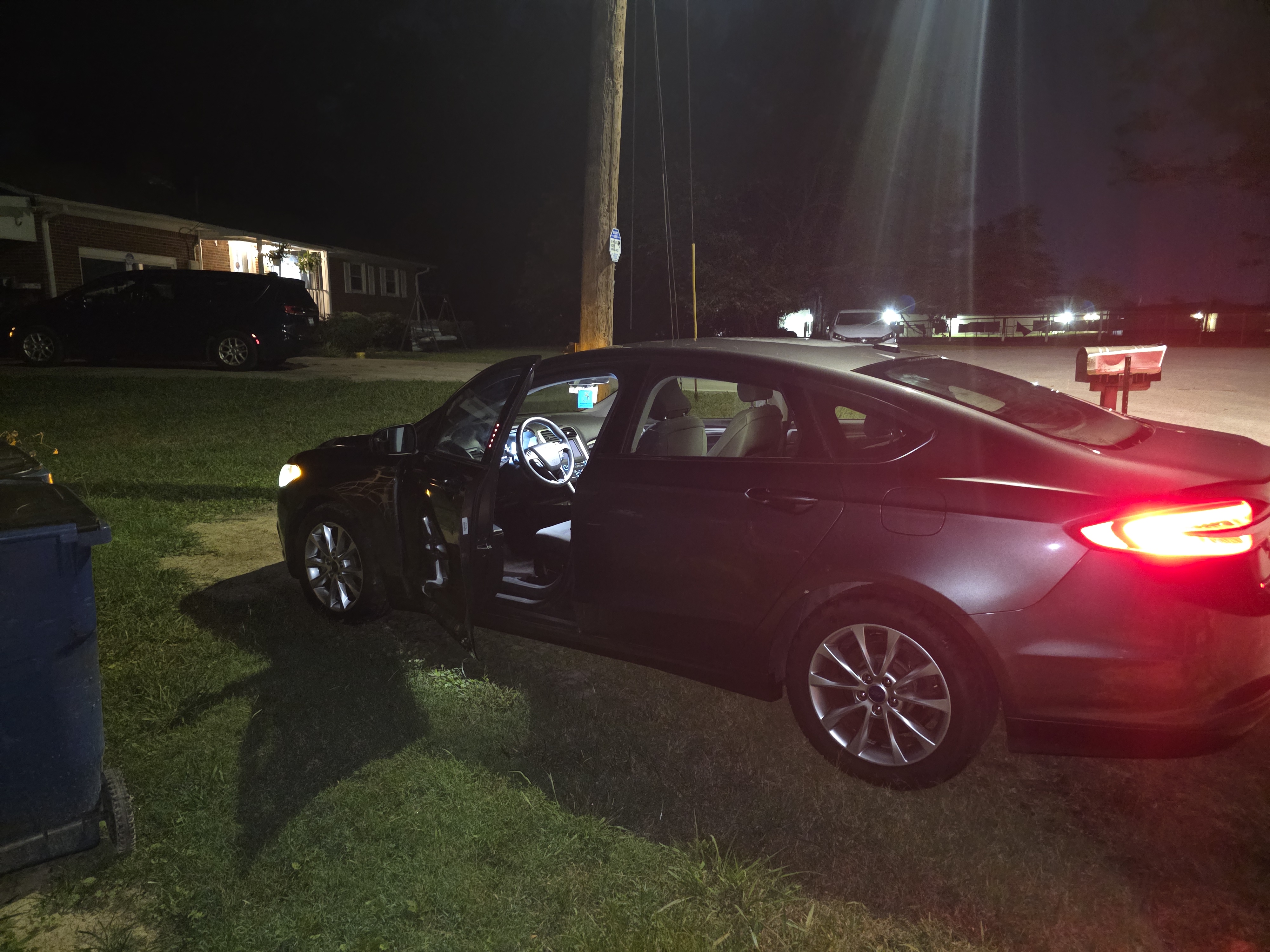 Used 2017 Ford Fusion SE w/ Fusion SE Technology Package FWD image 4