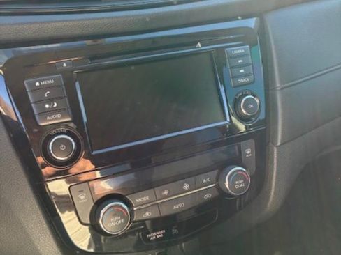 Used 2018 Nissan Rogue SV image 17