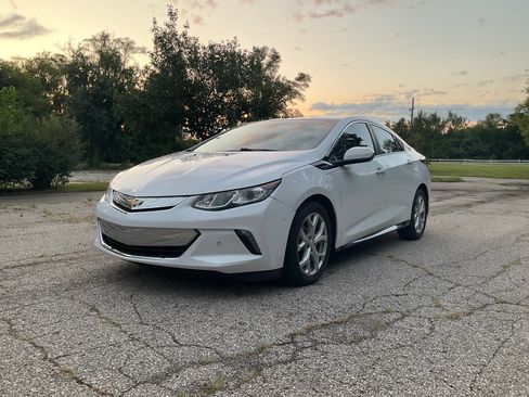 Used 2017 Chevrolet Volt Premier w/ Driver Confidence II Package FWD image 10