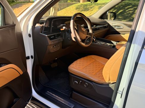 Used 2024 Cadillac Escalade Premium Luxury w/ Performance Package image 15