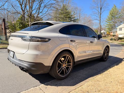 Used 2022 Porsche Cayenne Platinum Edition image 9