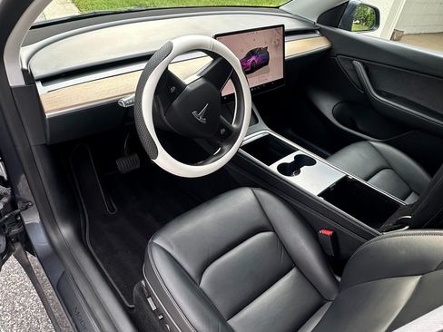 Used 2022 Tesla Model Y Long Range AWD/4WD image 4
