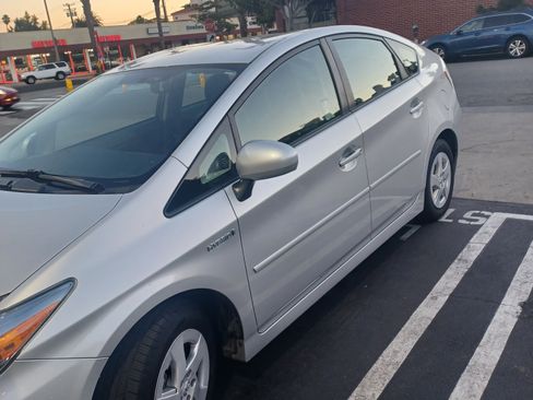 Used 2011 Toyota Prius Two image 2