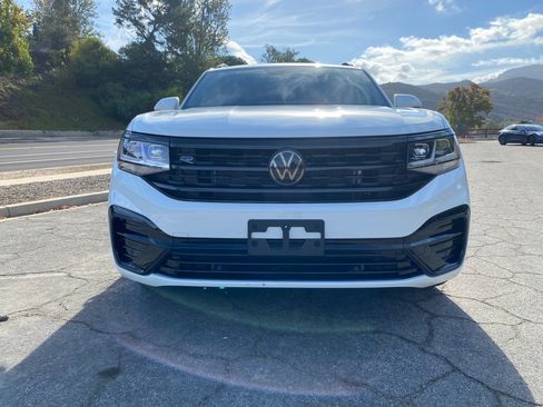 Used 2021 Volkswagen Atlas Cross Sport SE w/ Panoramic Sunroof Package image 2