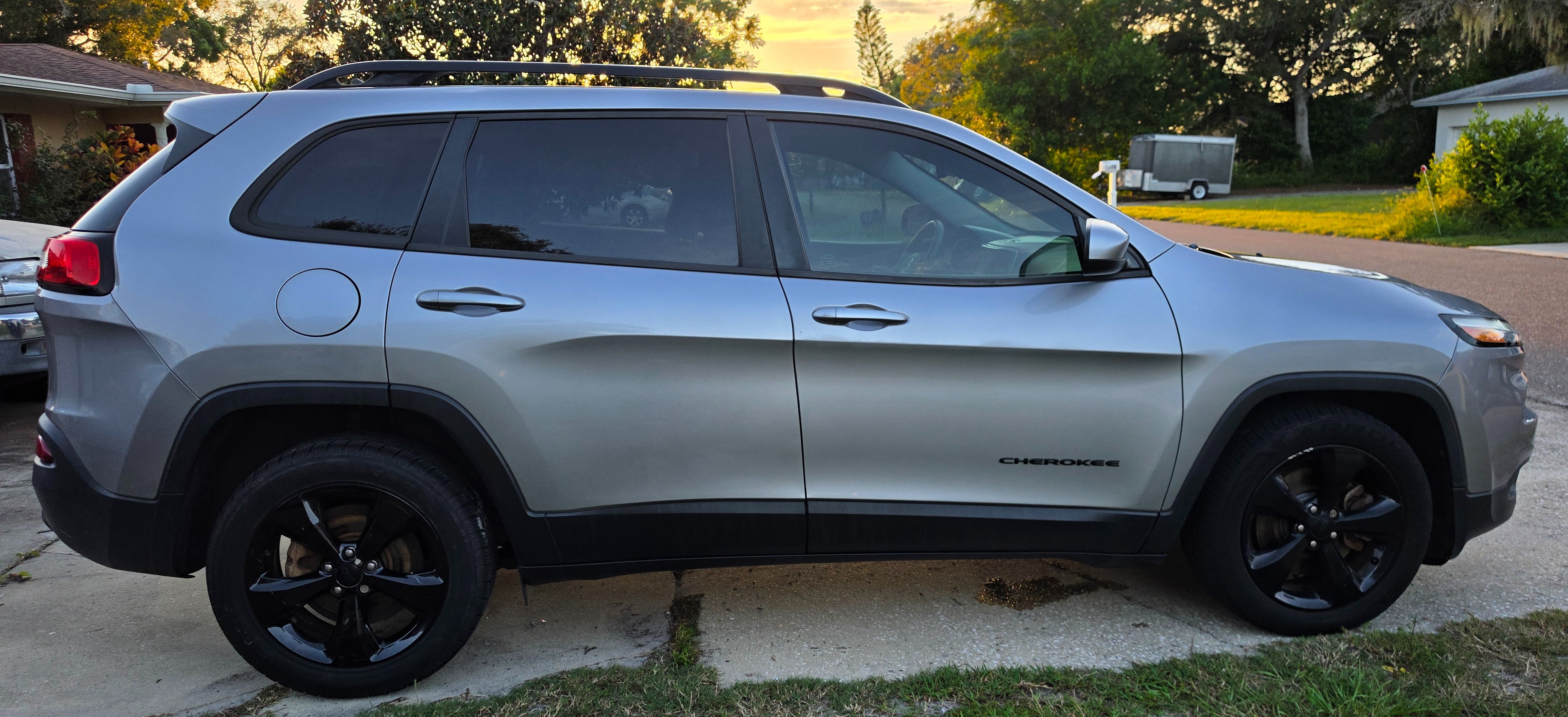 Used 2018 Jeep Cherokee Latitude w/ Altitude Package FWD image 1