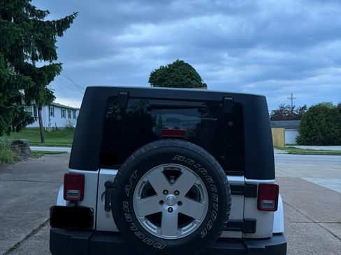 Used 2010 Jeep Wrangler Unlimited Sahara w/ Dual Top Group AWD/4WD image 8