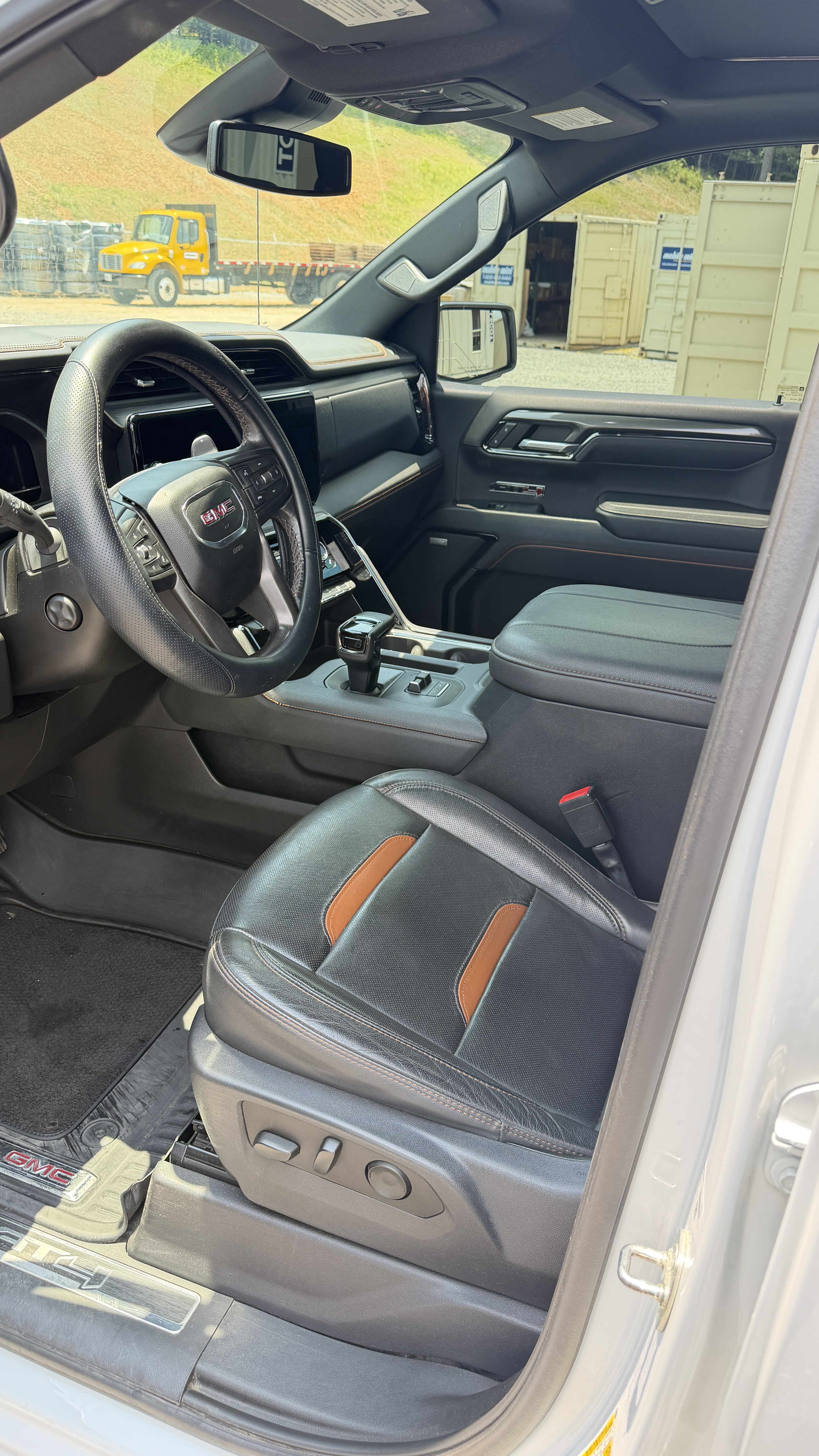 Used 2023 GMC Sierra 1500 AT4 w/ AT4 Preferred Package AWD/4WD image 5