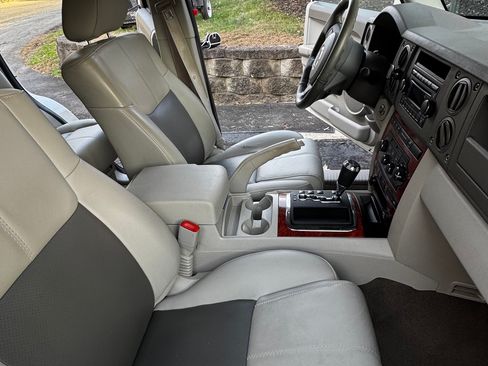 Used 2007 Jeep Commander Limited w/ Trailer Tow Group IV image 22