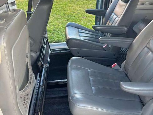 Used 2010 Chrysler Town & Country Touring image 9