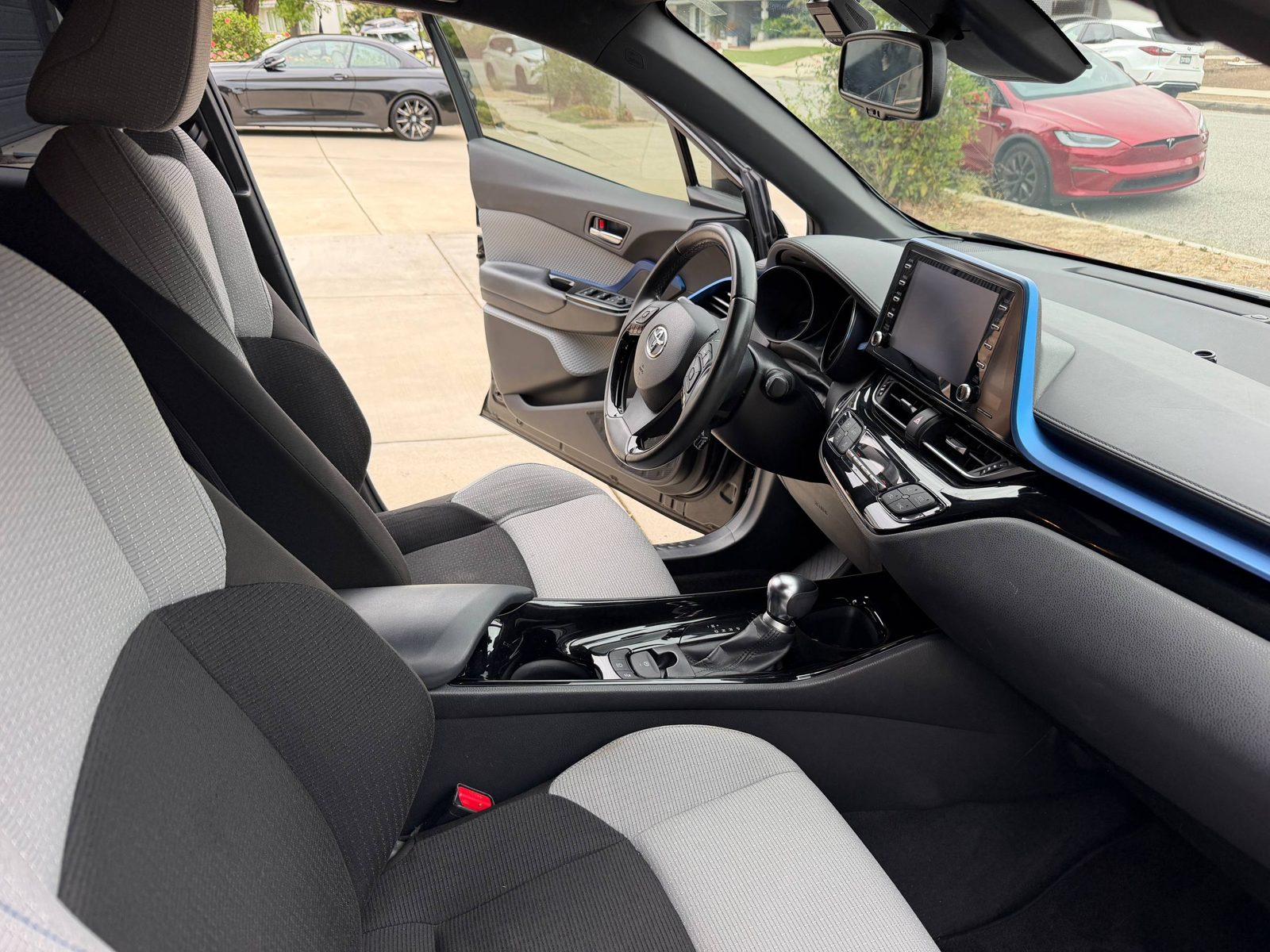 Used 2019 Toyota C-HR XLE FWD image 2