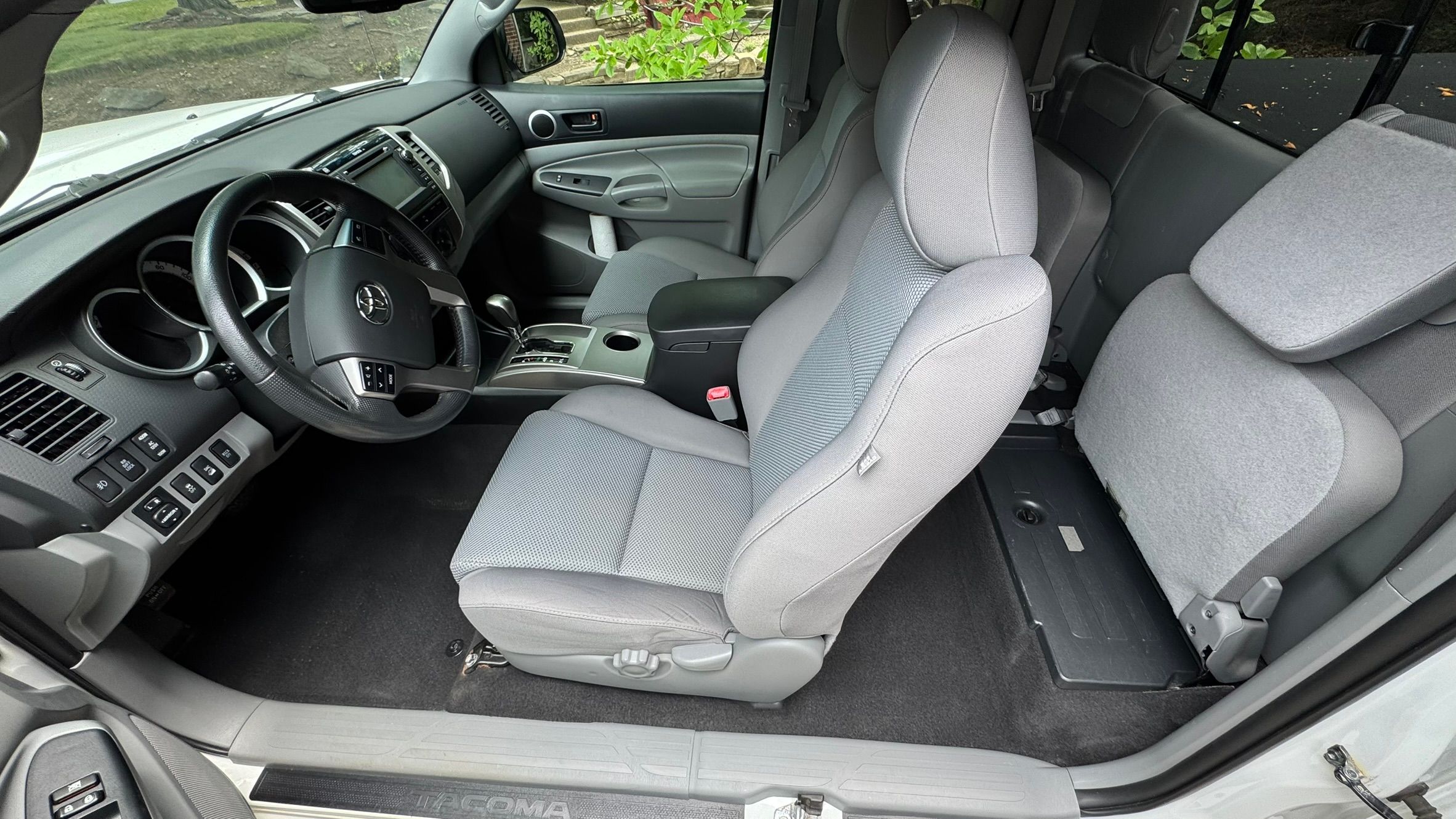 Used 2013 Toyota Tacoma 4x4 Access Cab V6 w/ TRD Off-Road Pkg image 5