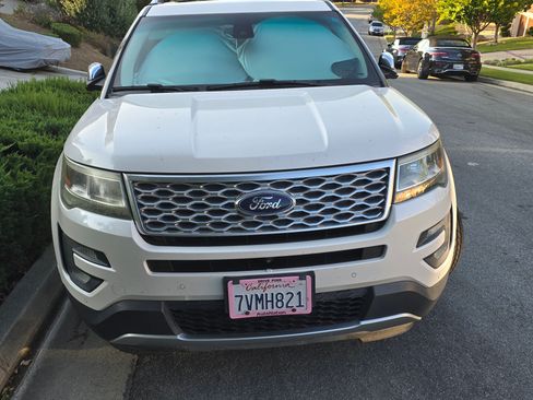 Used 2017 Ford Explorer Platinum image 4