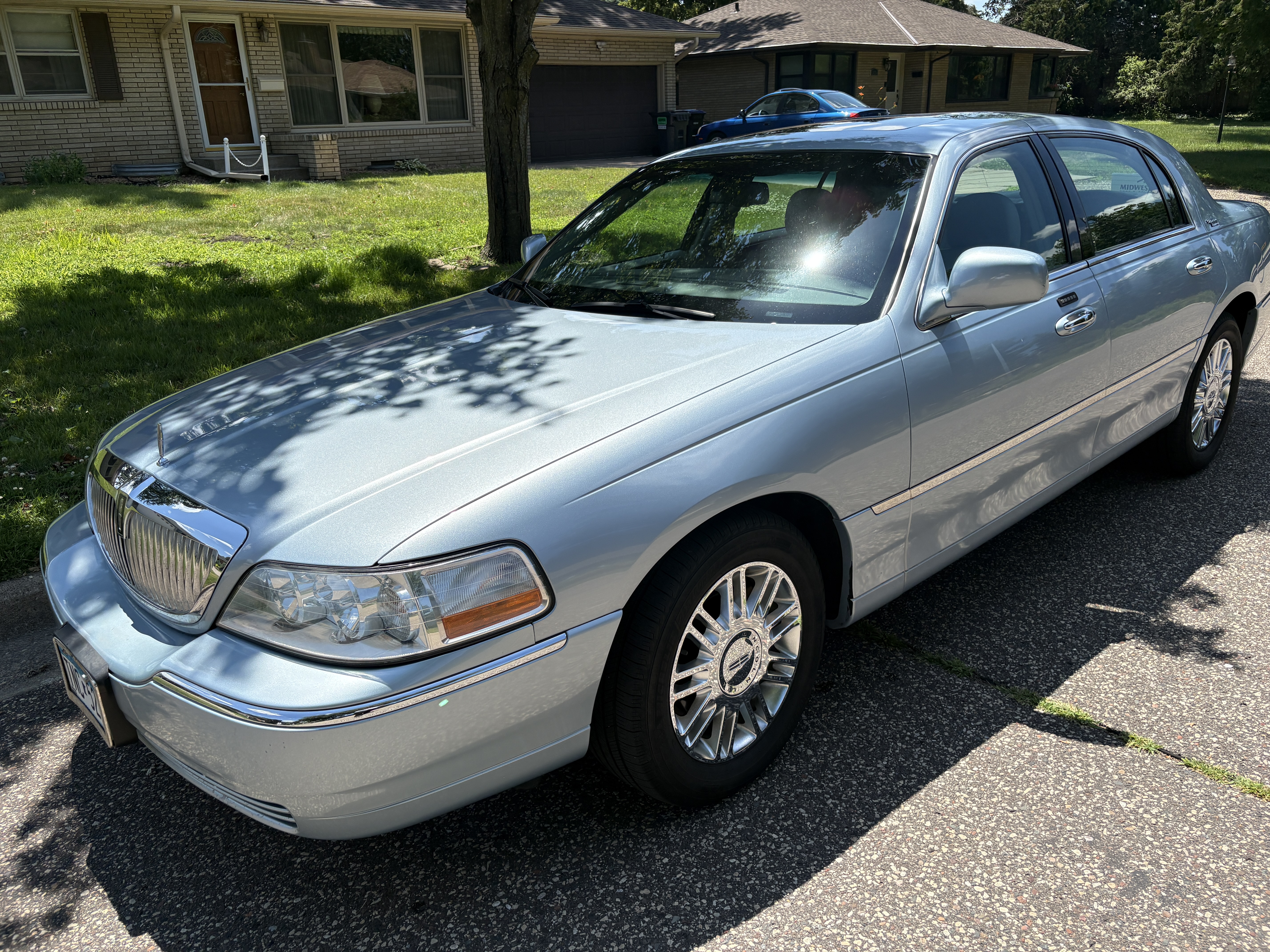 Used 2006 Lincoln Town Car Signature Limited RWD image 2