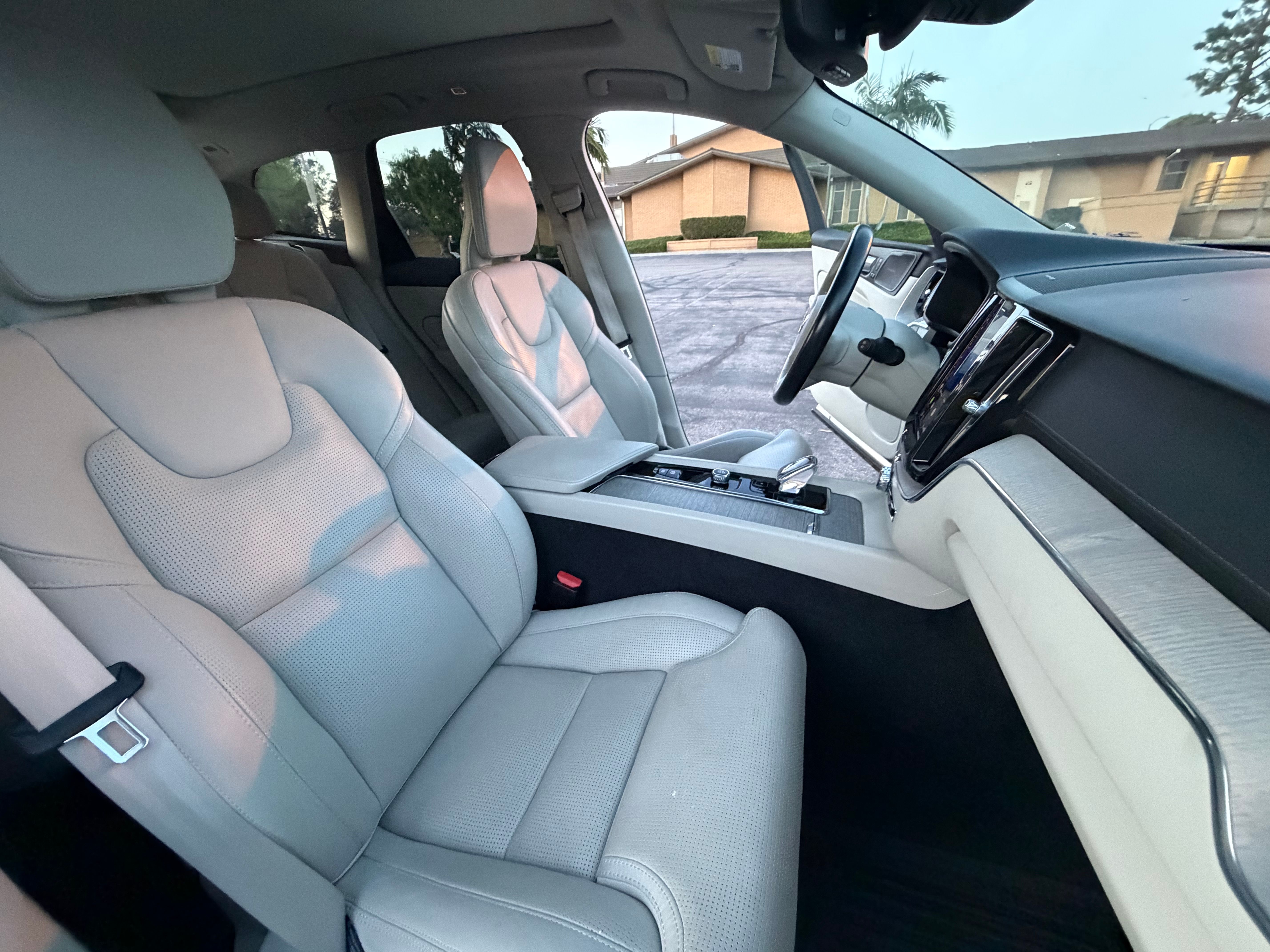 Used 2023 Volvo XC60 B5 Ultimate w/ Climate Package FWD image 6