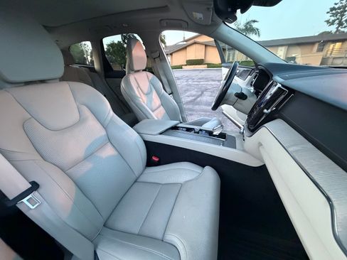 Used 2023 Volvo XC60 B5 Ultimate w/ Climate Package FWD image 6
