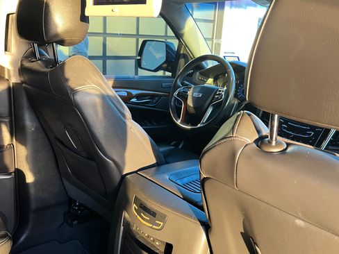 Used 2019 Cadillac Escalade ESV Luxury image 14