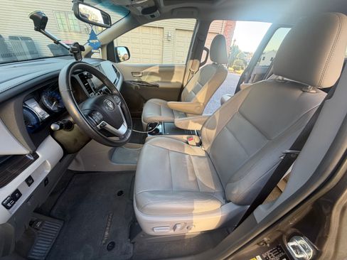 Used 2015 Toyota Sienna XLE image 11