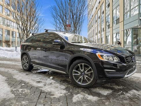Used 2018 Volvo V60 T5 Cross Country w/ Convenience Package image 15