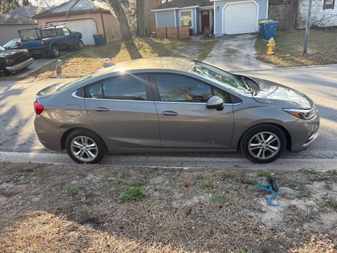 Used 2017 Chevrolet Cruze LT image 13