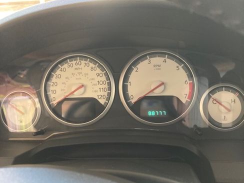 Used 2010 Dodge Grand Caravan SXT image 7