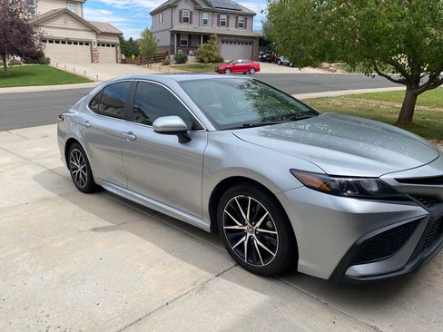 Used 2021 Toyota Camry SE FWD image 1