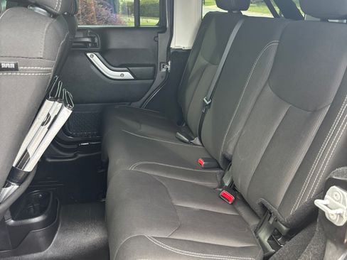 Used 2018 Jeep Wrangler Unlimited Sahara AWD/4WD image 13