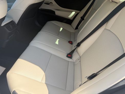 Used 2025 Lexus ES 300h w/ Premium Package FWD image 5