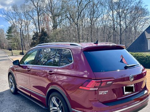 Used 2018 Volkswagen Tiguan SEL w/ R-Line Package image 9