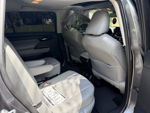 Used 2020 Toyota Highlander XLE AWD/4WD image 16