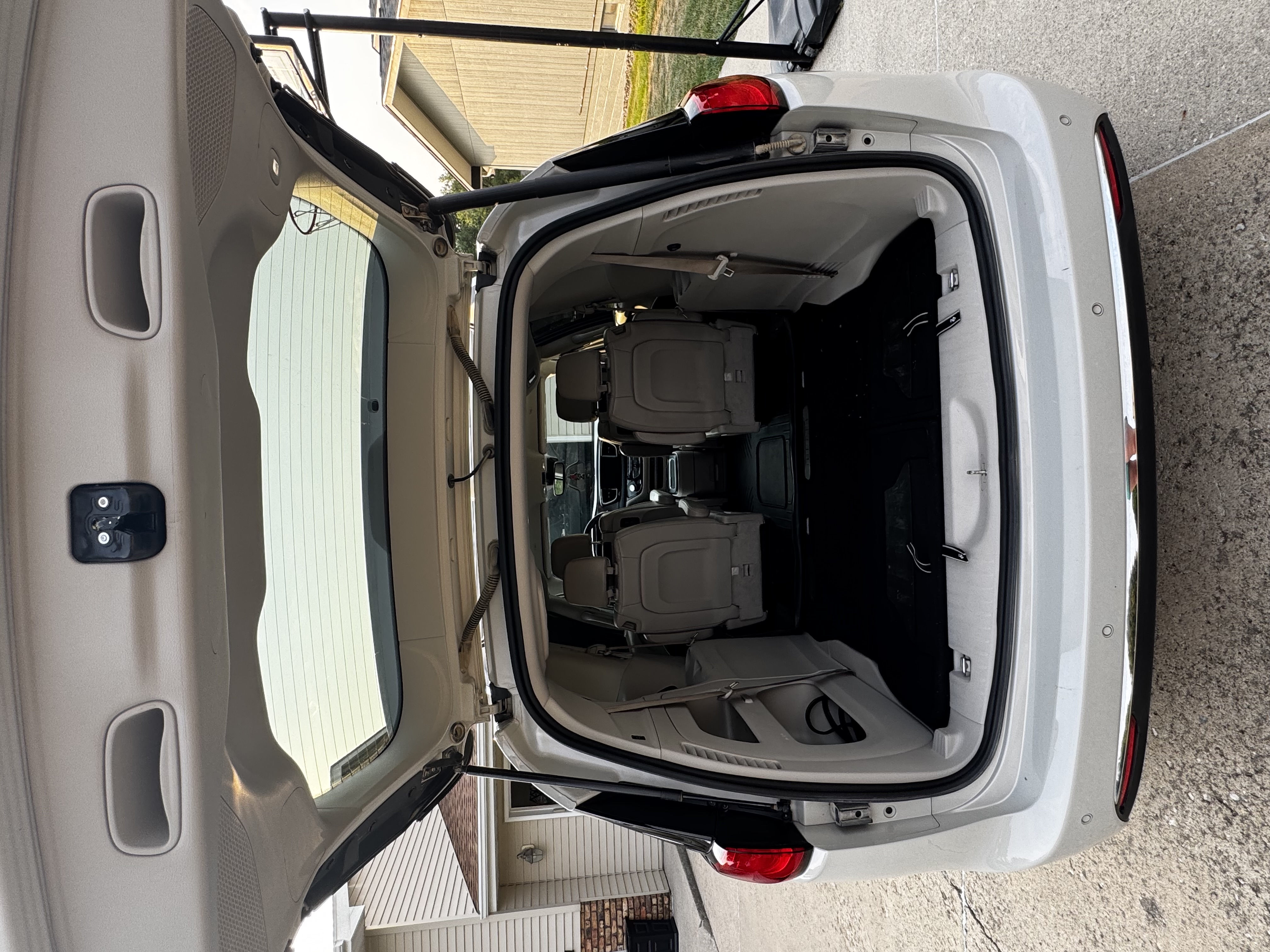 Used 2020 Chrysler Pacifica Touring-L Plus w/ Advanced Safetytec Group FWD image 18