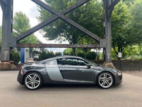 Used 2014 Audi R8 V8 w/ Enhanced Leather Package AWD/4WD image 4