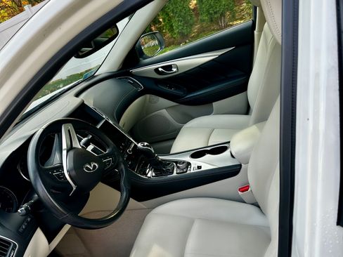 Used 2020 INFINITI Q50 Luxe w/ Essential Package (3.0T Luxe) image 9